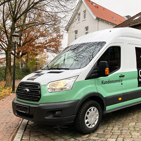 Fahrzeugbeschriftung an einem großen Transporter – Teilfolierung für Firmenfahrzeug. Produziert von Erdmann Werbetechnik, aus Buxtehude.