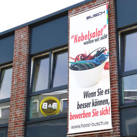 Fassadenwerbung mit Bannersystem. Produziert von Erdmann Werbetechnik, aus Buxtehude.