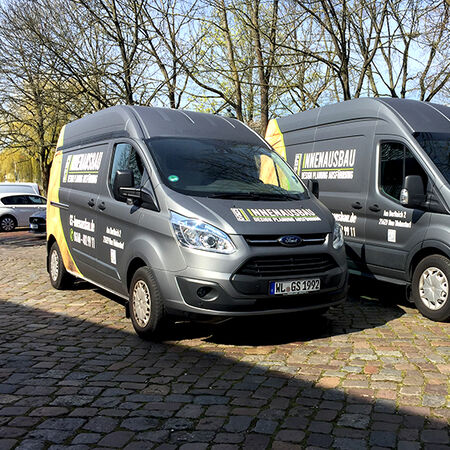 Fahrzeugbeschriftung an einem großen Transporter – Teilfolierung für Flottenfahrzeuge. Produziert von Erdmann Werbetechnik, aus Buxtehude.