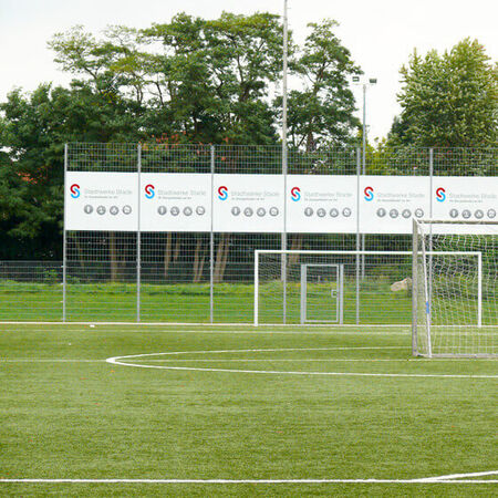 Bannerwerbung am Fußballplatz. Produziert von Erdmann Werbetechnik aus Buxtehude.